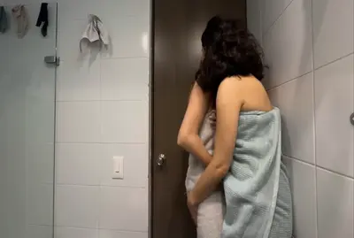 ตอนผัวทำอาหาร น้องสาวผัวจัดผมในห้องอาบน้ำ